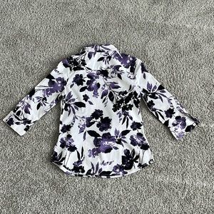 Beautiful floral stretchy button up shirt